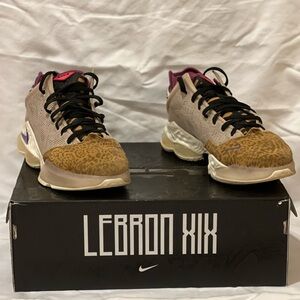 Nike Lebron XIX low sneakers size
11